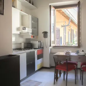bnbutler-navigli-apartment-vicolo-lavandai.italymilanhotels.net/